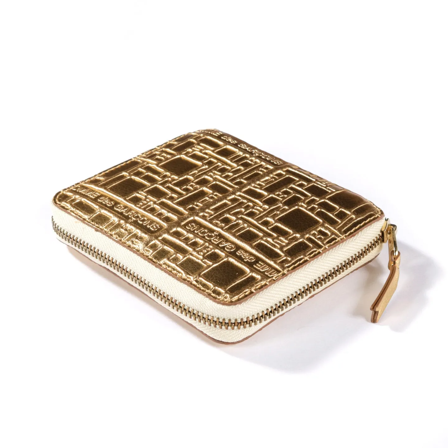 COMME DES GARCONS SA2100 EMBOSSED LOGOTYPE ZIP WALLET GOLD